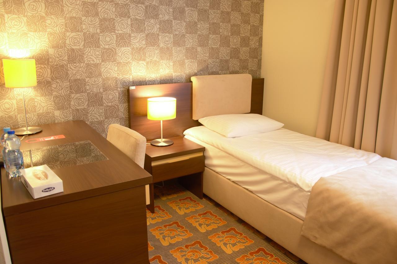 Hotel Via Baltica Lomza Bagian luar foto